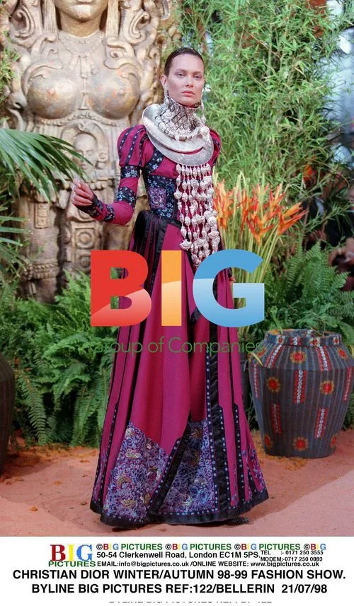 CHRISTIAN DIOR WINTER/AUTUMN 98-99 FASHION SHOW