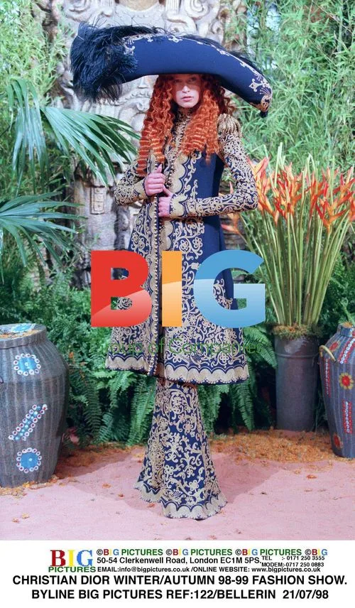 DIOR WINTER/AUTUMN 98-99 FASHION SHOW