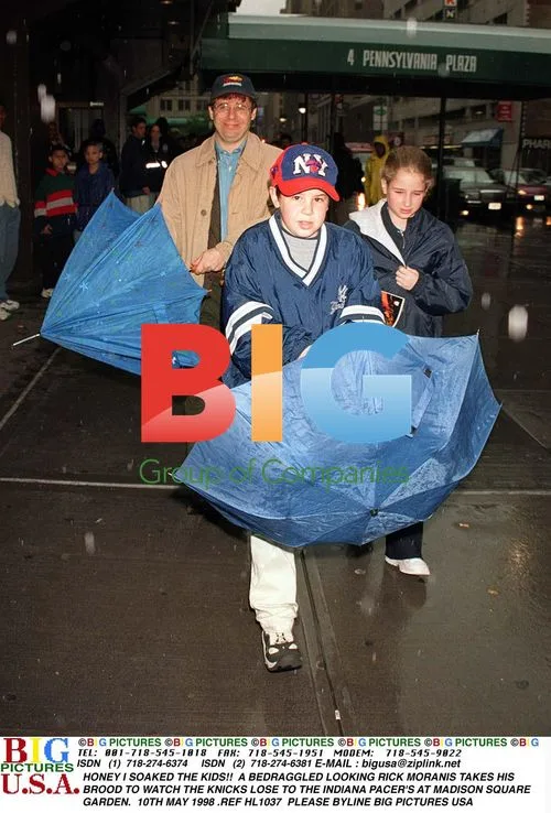 Rick Moranis takes family to Knicks game