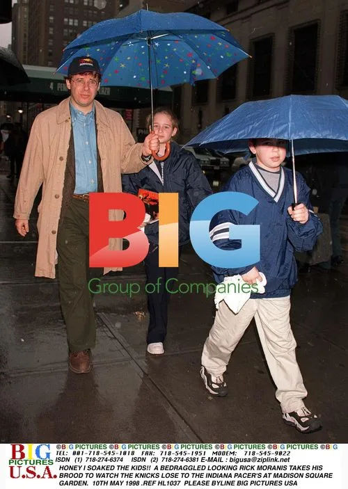 Rick Moranis Takes Kids to Watch Knicks Game