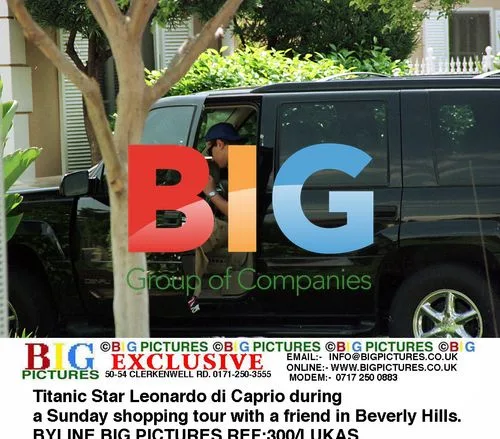 Leonardo di Caprio Sunday Shopping in Beverly Hills