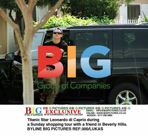 Leonardo di Caprio Shopping in Beverly Hills