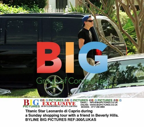 Leonardo di Caprio shopping in Beverly Hills