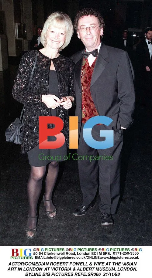 ROBERT POWELL & WIFE AT ASIAN ART IN LONDON
