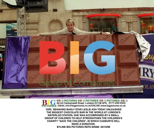 Leslie Ash Unveils World's Biggest Chocolate Bar