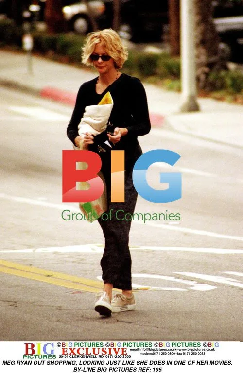 Meg Ryan Shopping in Casual Outfit