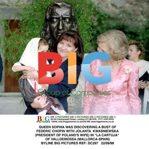 Queen Sophia and Jolanta Kwasniewska Discover Chopin Bust
