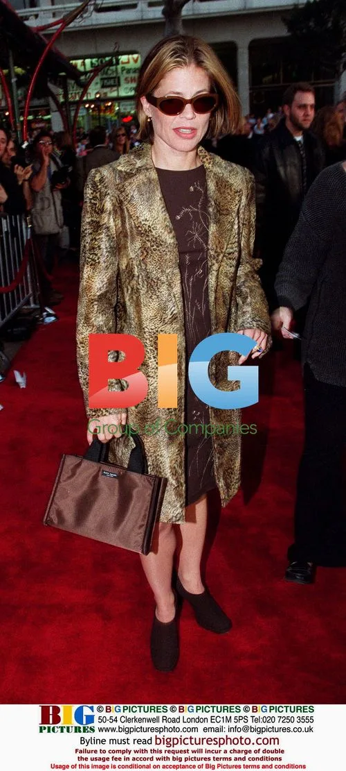 Crowd cheers as celebrity walks red carpet