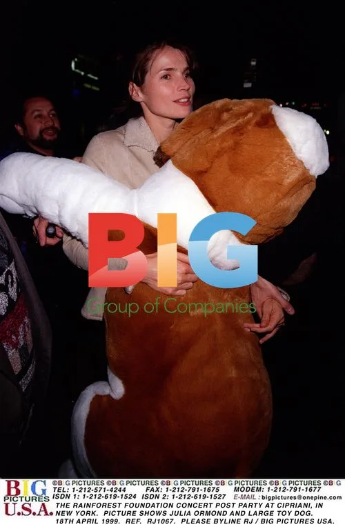 Julia Ormond and Toy Dog at Rainforest Foundation Gala