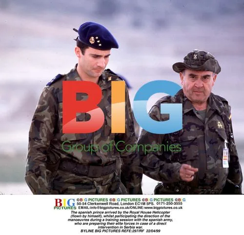 Spanish prince arrives by helicopter for army training