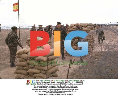 Spanish prince arrives by helicopter for army training