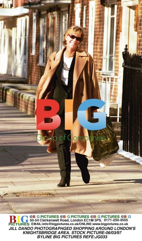 JILL DANDO PHOTOGRAPHED SHOPPING IN KNIGHTSBRIDGE