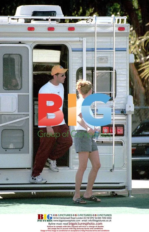 Matt LeBlanc Shops for Motorhomes