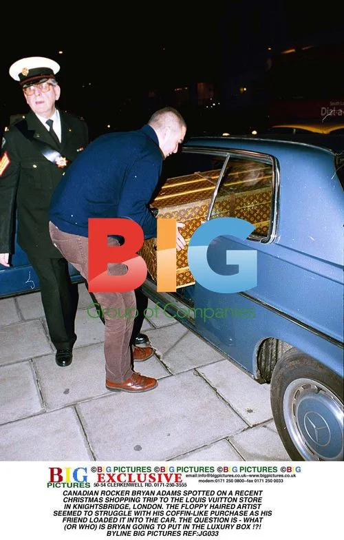 Bryan Adams Goes Christmas Shopping