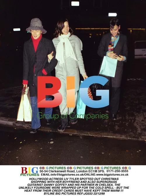 Liv Tyler Christmas Shopping with Boyfriend and Friends