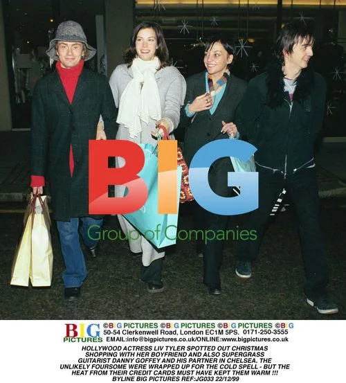 Liv Tyler Christmas Shopping in Chelsea