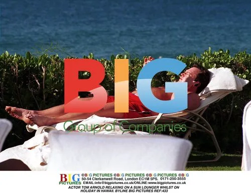 TOM ARNOLD RELAXES ON HAWAII BEACH