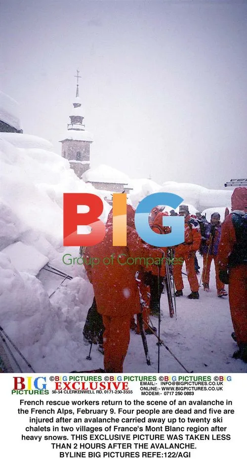 French rescue workers at avalanche scene