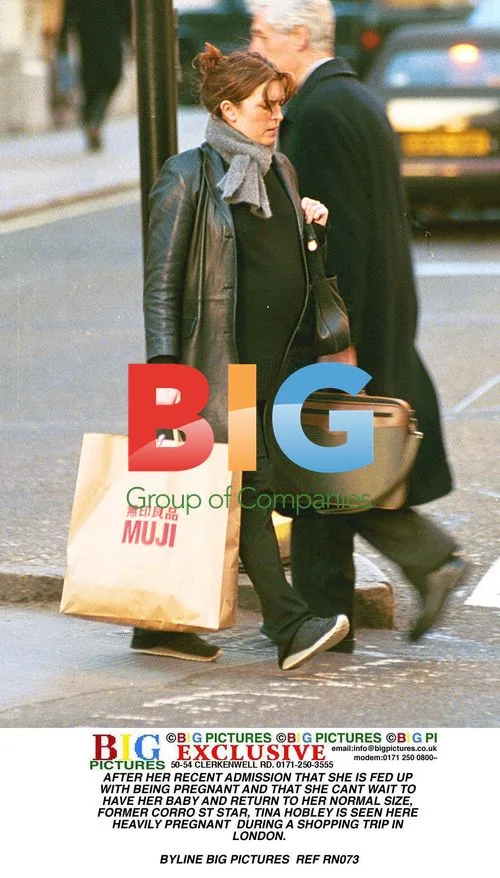 Tina Hobley Out Shopping Heavily Pregnant
