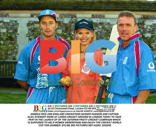 Anneka Rice and England cricketers launch Outspan Fruity Cricket