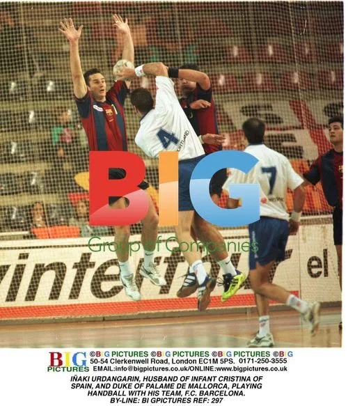 IAKI URDANGARIN PLAYS HANDBALL WITH FC BARCELONA