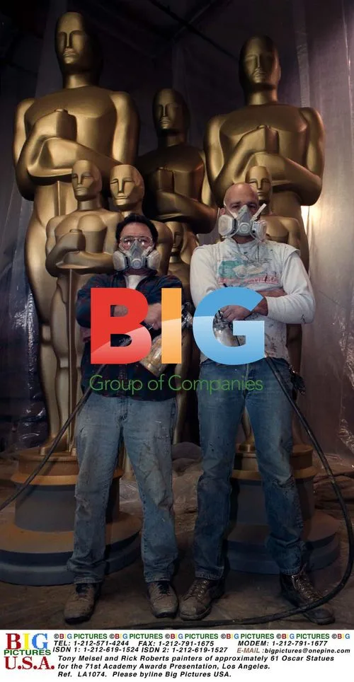 Painters of Oscar Statues for 71st Academy Awards
