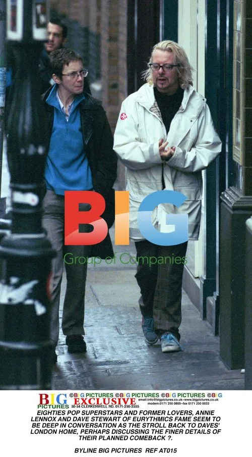 ANNIE LENNOX & DAVE STEWART STROLL TOGETHER