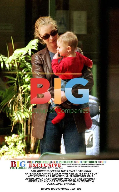 Lisa Kudrow Lunches With Baby and Friends