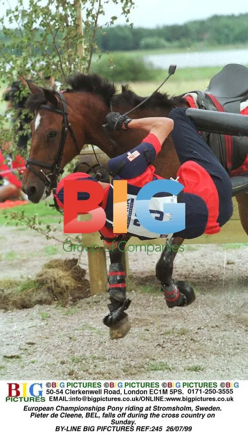 Pieter de Cleene falls off during cross country
