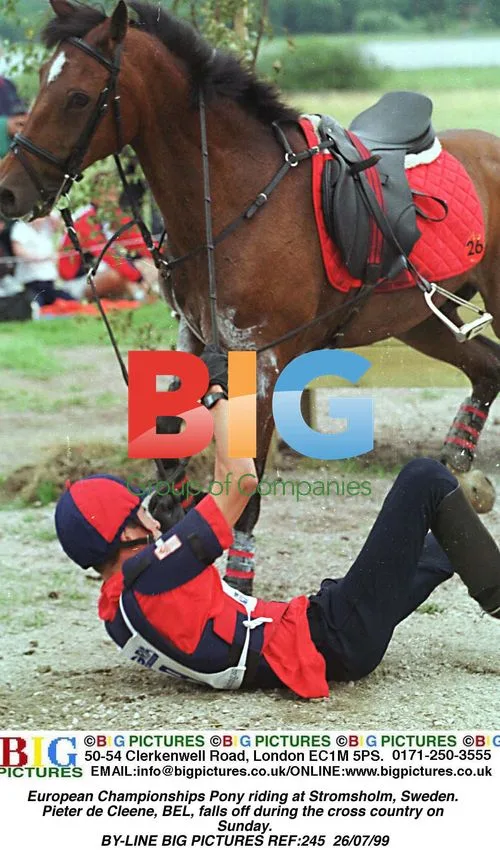 Pony rider Pieter de Cleene falls off during cross country