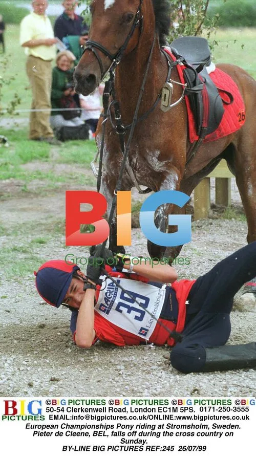 Pieter de Cleene falls off during cross country