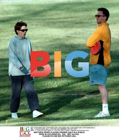 Matthew Perry plays frisbee golf in LA park