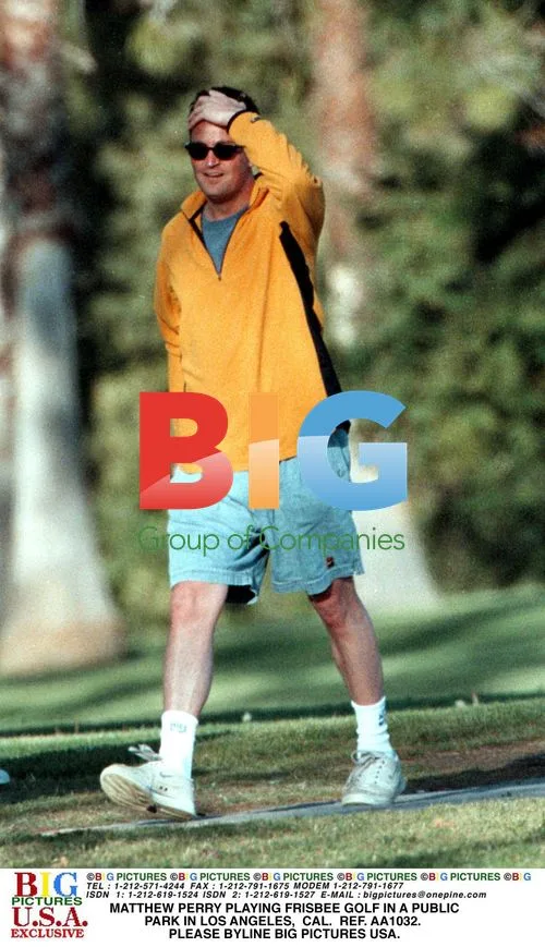 MATTHEW PERRY FRISBEE GOLFING IN LA PARK