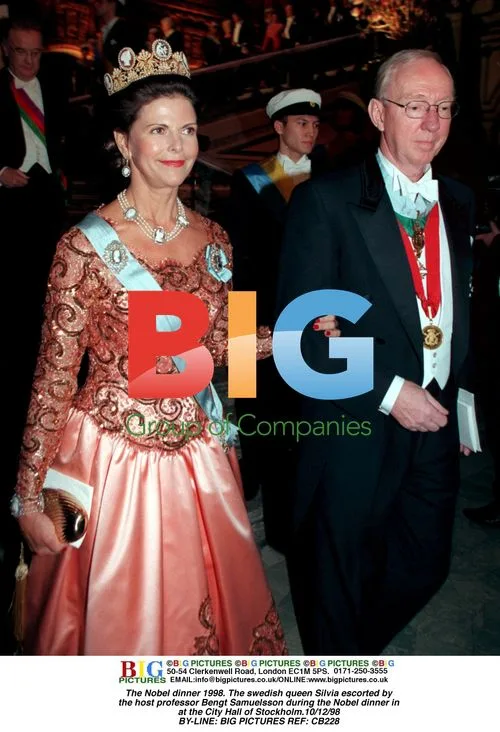 Queen Silvia escorted at Nobel Dinner 1998