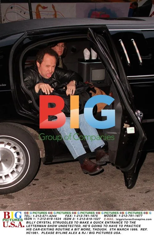 BILLY CRYSTAL STRUGGLES ENTERING LETTERMAN SHOW