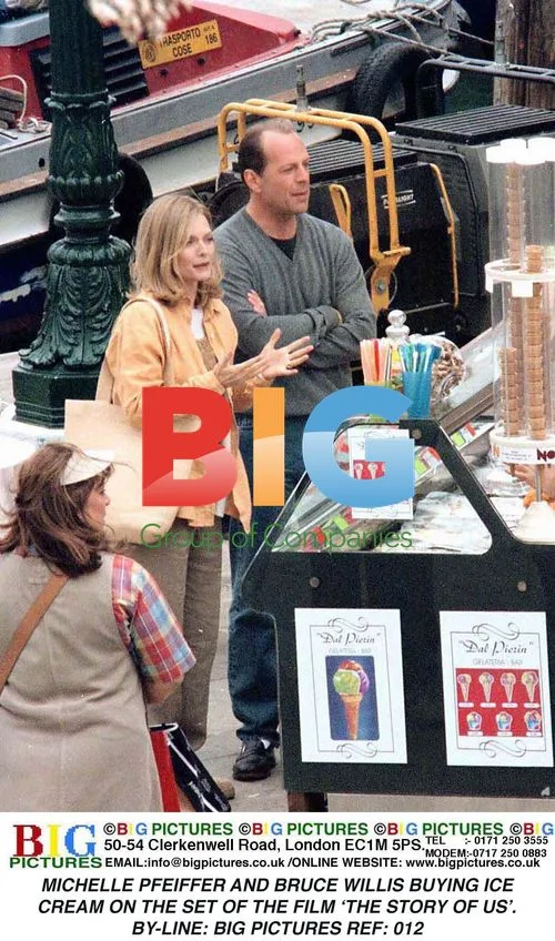Michelle Pfeiffer and Bruce Willis buying ice cream