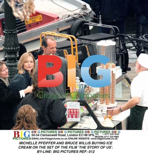 Michelle Pfeiffer and Bruce Willis buying ice cream