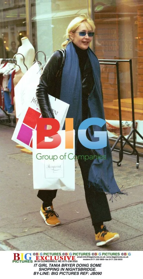 IT GIRL TANIA BRYER SHOPPING IN NIGHTSBRIDGE