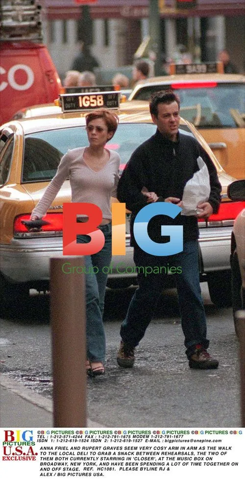 Anna Friel and Rupert Graves Arm in Arm at Deli