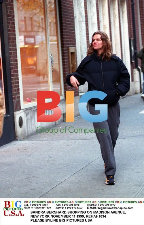 SANDRA BERNHARD SHOPPING ON MADISON AVENUE