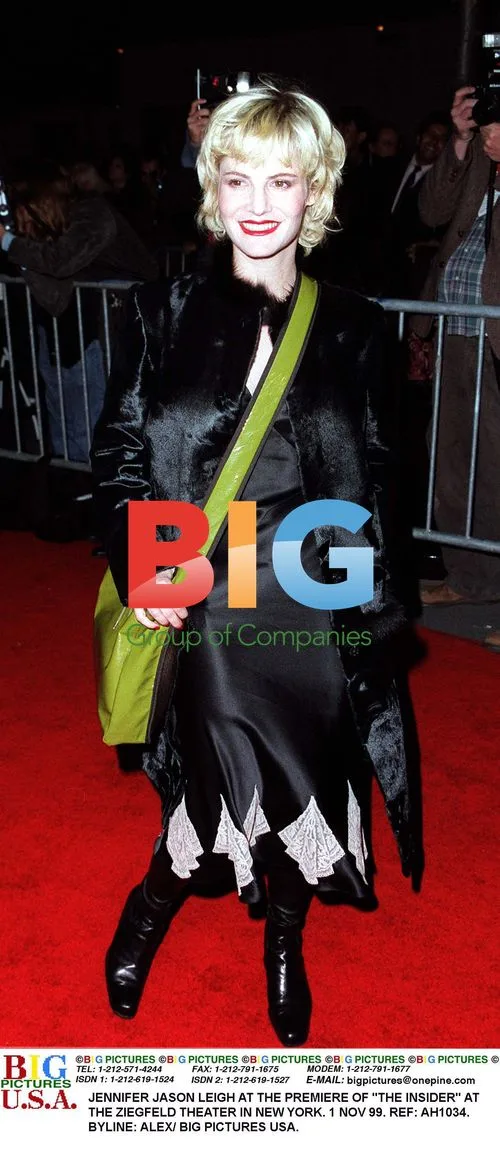 Jennifer Jason Leigh at "The Insider" Premiere