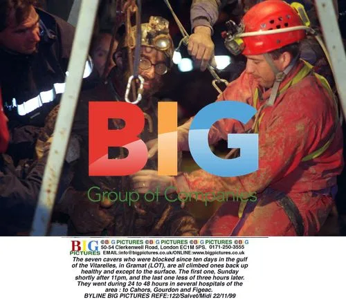 Cavers Rescued from Vitarelles Gulf in Gramat, France