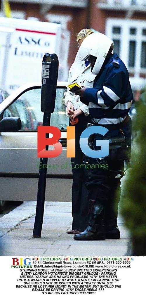 YASMIN LE BON STRUGGLES WITH PARKING METER