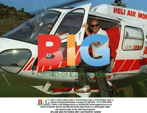 Kevin Costner leaves Golf Tournament in Monaco