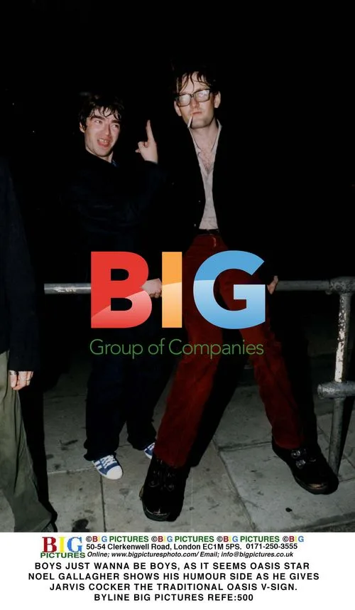 Noel Gallagher and Jarvis Cocker make V-signs