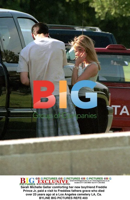 Sarah Michelle Gellar comforts Freddie Prinze Jr. at his father"s grave