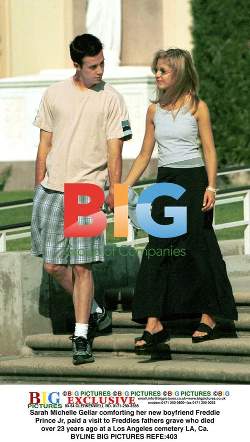 Sarah Michelle Gellar and Freddie Prince Jr. visit grave
