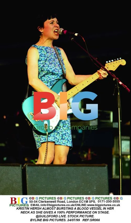 Kristin Hersh intense performance on stage