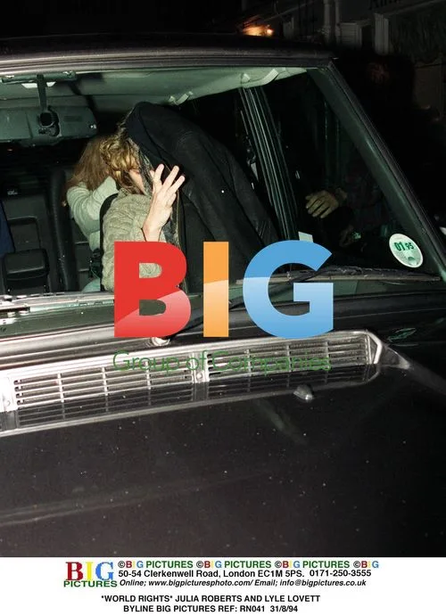 Julia Roberts and Lyle Lovett Kiss in Car