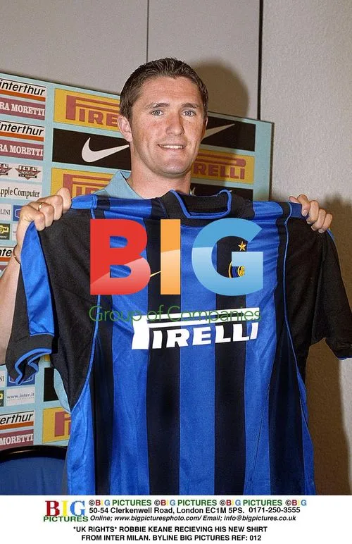 Robbie Keane Receives New Inter Milan Shirt